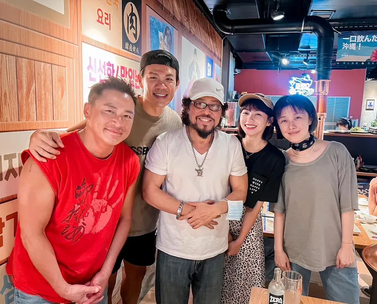 71歲張菲瘦了！精壯身材曝光。翻攝臉書「曾智希 Simba」