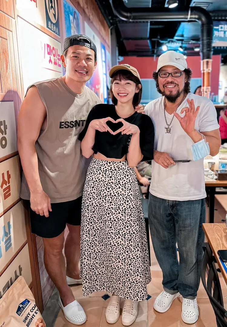 71歲張菲瘦了！精壯身材曝光。翻攝臉書「曾智希 Simba」