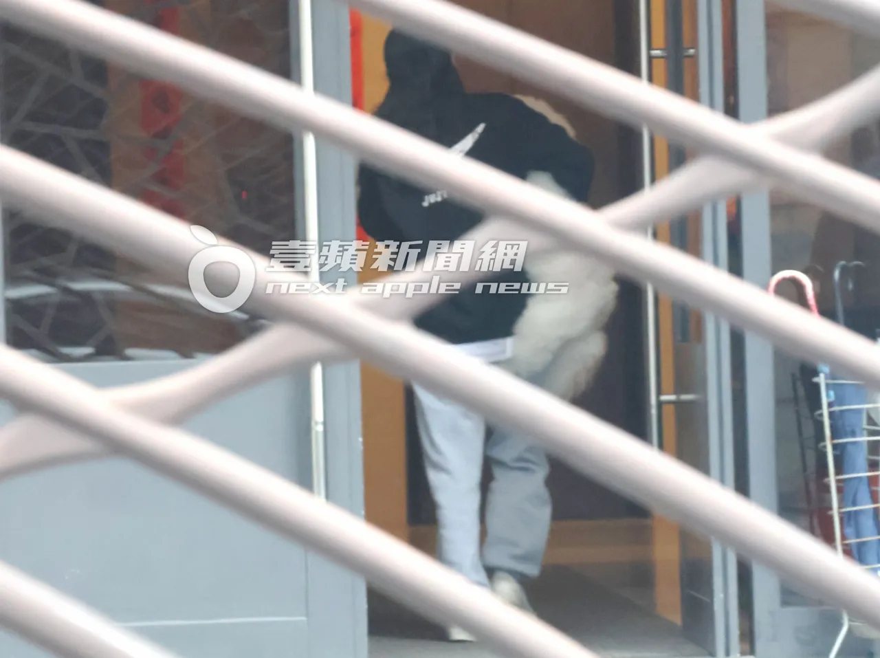 带狗看完医生，Jolin女助理抱著她16岁屋虎跟社长，2只爱犬返回家中。特勤中心摄