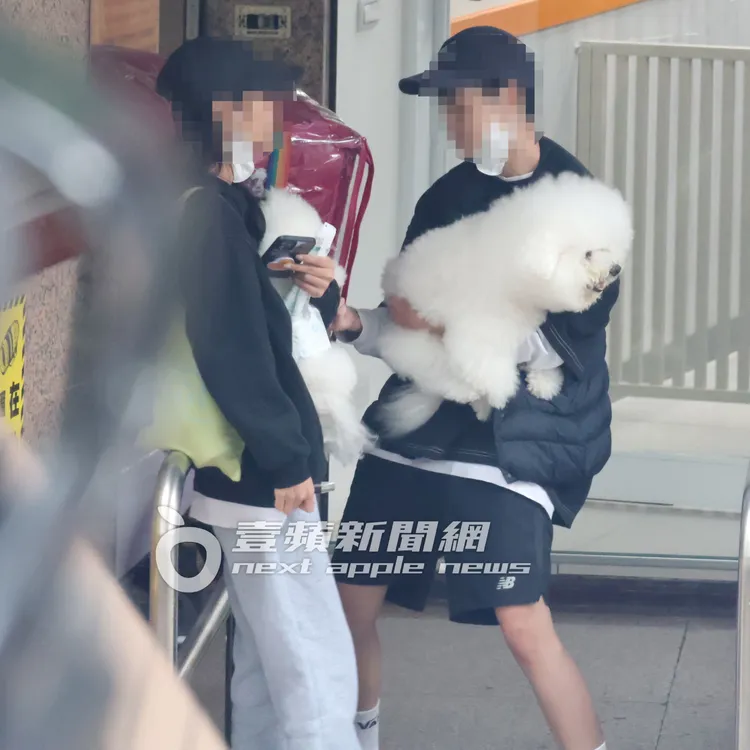 蔡依林愛犬屋虎（右）和社長，等兩小無猜的女孩們互抽電子煙。特勤中心攝