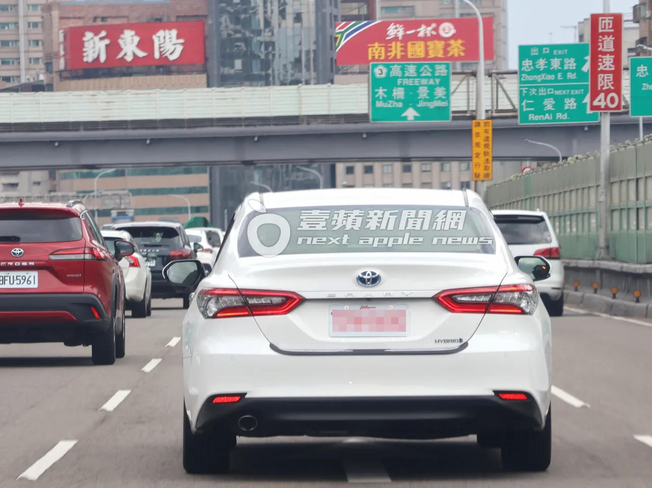 蔡依林16岁爱犬屋虎和「超萌」社长，看完医生后准备返家。特勤中心摄