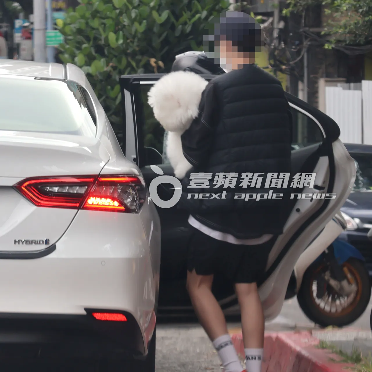 女孩们送Jolin爱犬屋虎及社长就医后，搭上计程车离开。特勤中心摄