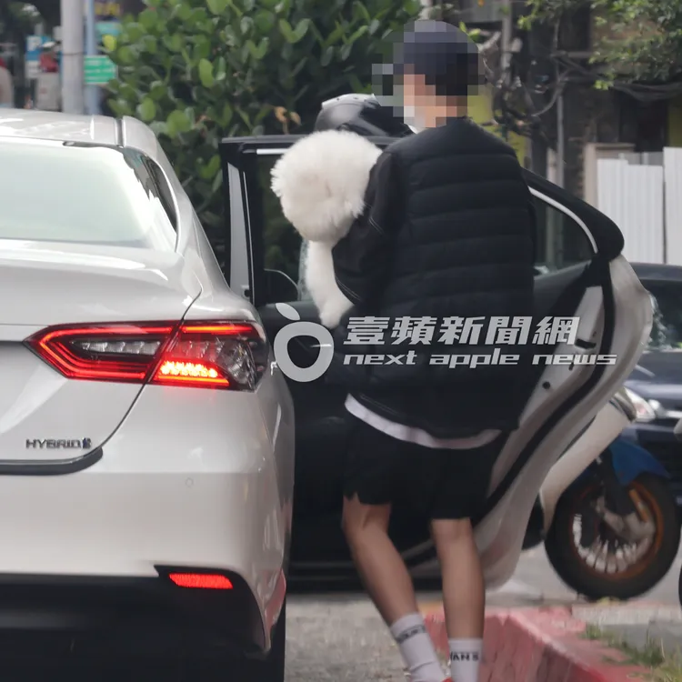 女孩們送Jolin愛犬屋虎及社長就醫後，搭上計程車離開。特勤中心攝