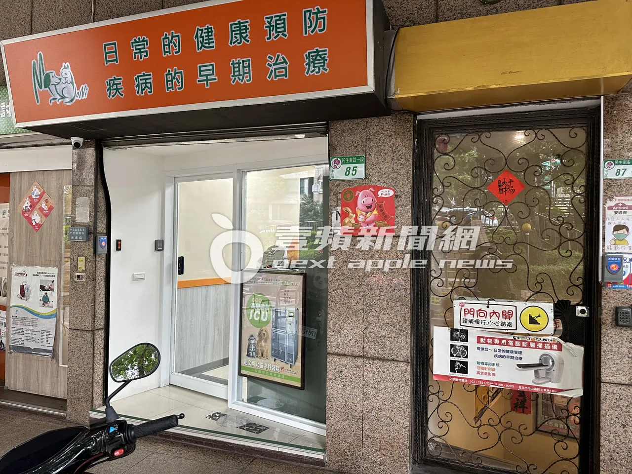 蔡依林16岁爱犬屋虎，在社长陪同下就医，被紧急带往动物医院，下楼做电脑断层扫描。特勤中心摄