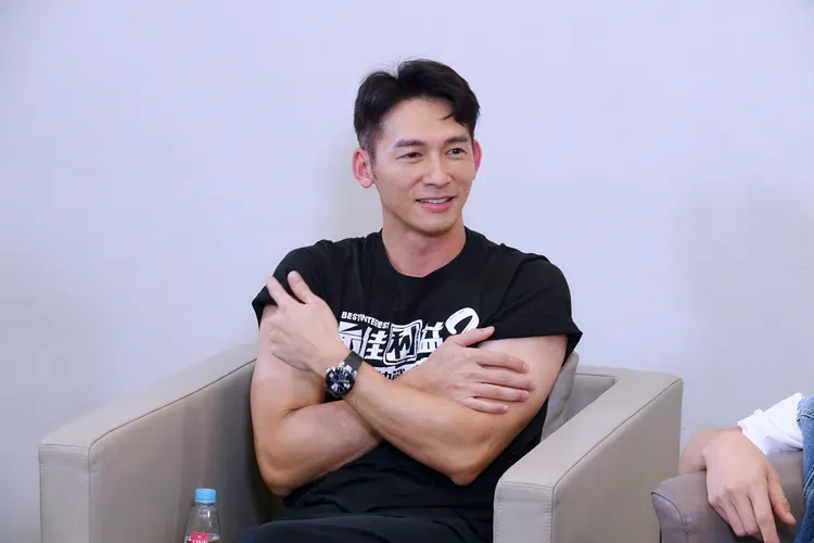 温昇豪的手臂有色差。八大提供