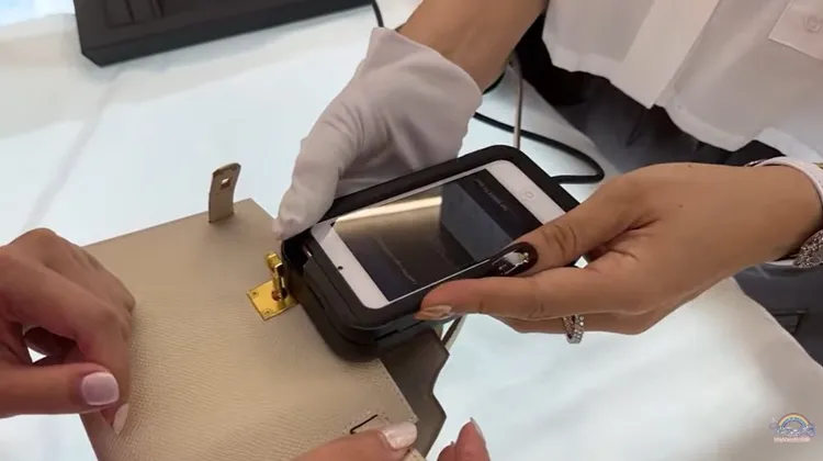 王思佳帶包包去驗包。翻攝王思佳YouTube