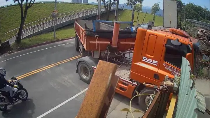 聯結車違規跨越雙黃線左轉。翻攝自臉書社團爆廢公社