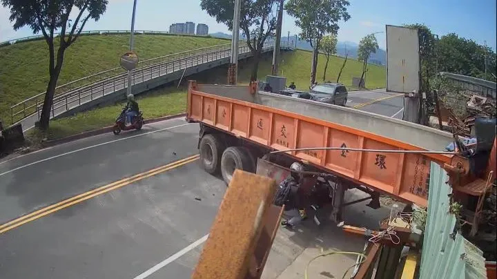 騎士撞進聯結車車底。翻攝自臉書社團爆廢公社