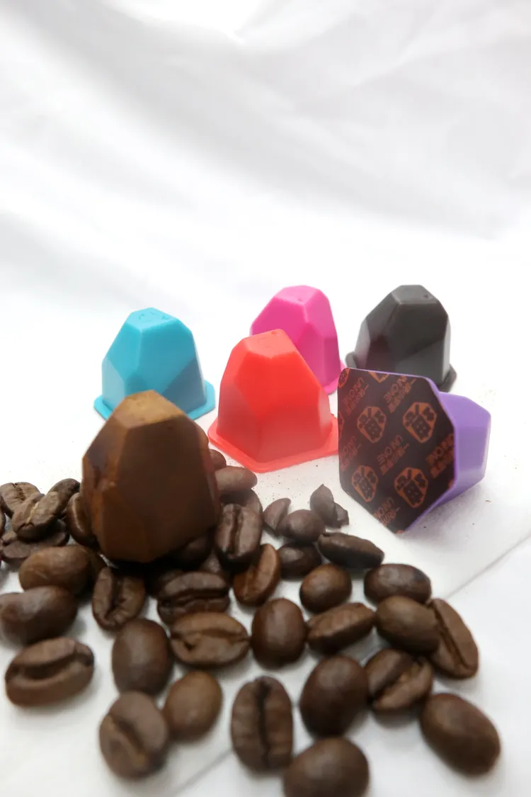 一塊小宇宙透過最新急速凍製的食品存製技術，將咖啡原液濃縮在3公分的立方塊中。業者提供