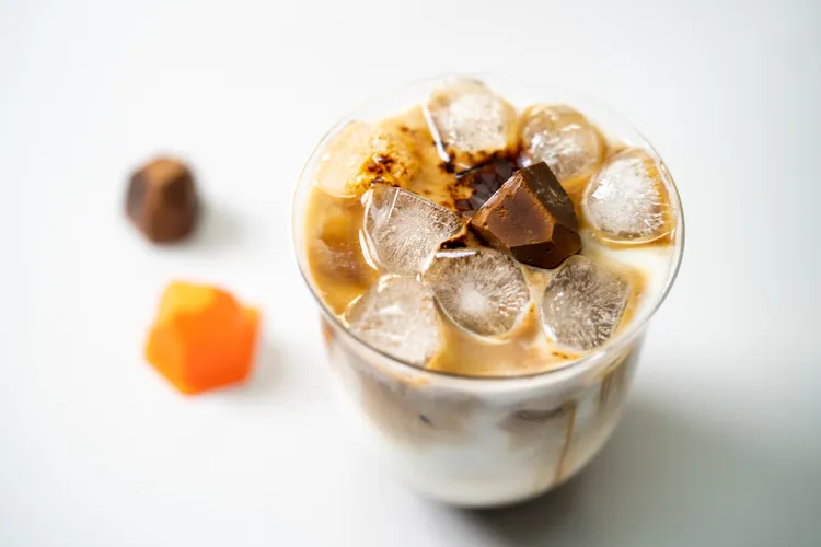 無論使用熱、冷、冰液體，都可以在15秒內，將凍乾咖啡塊，轉換成專屬調飲。業者提供