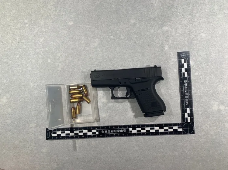 警方查獲改造手槍及子彈。民眾提供