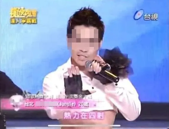 網友找到咖啡廳老闆過去上節目歌舞表演的片段。翻攝自臉書「爆廢公社」