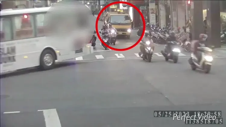 垃圾車違規逆向行駛。中和警分局提供