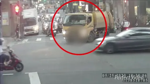 離譜垃圾車逆向險撞行人 影片曝光!新北環保局火速開鍘司機慘了