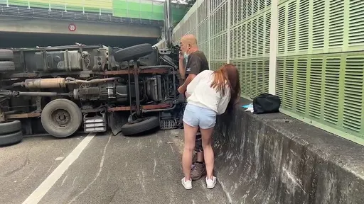貨車翻覆駕駛臀部擦傷 BMW熱褲正妹下車幫忙清理傷口