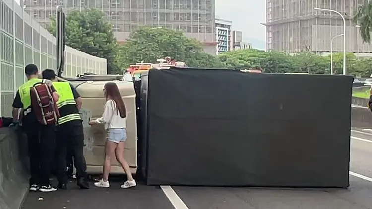 長髮正妹上前協助。民眾提供