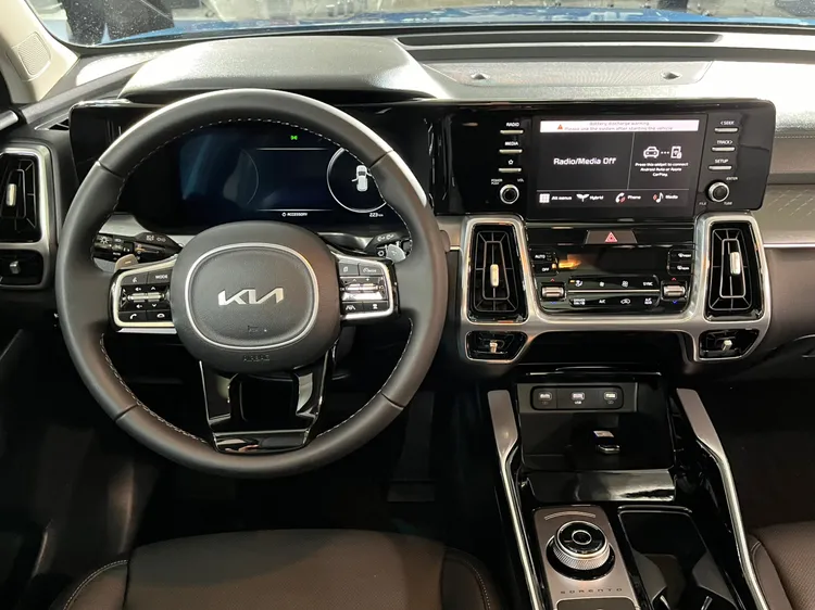 一如過往柴油動力配備陣容，Sorento Turbo-Hybrid車艙搭載了12.3吋整合智慧型全數位儀錶板，並結合8吋多媒體影音觸控螢幕。林浩昇攝