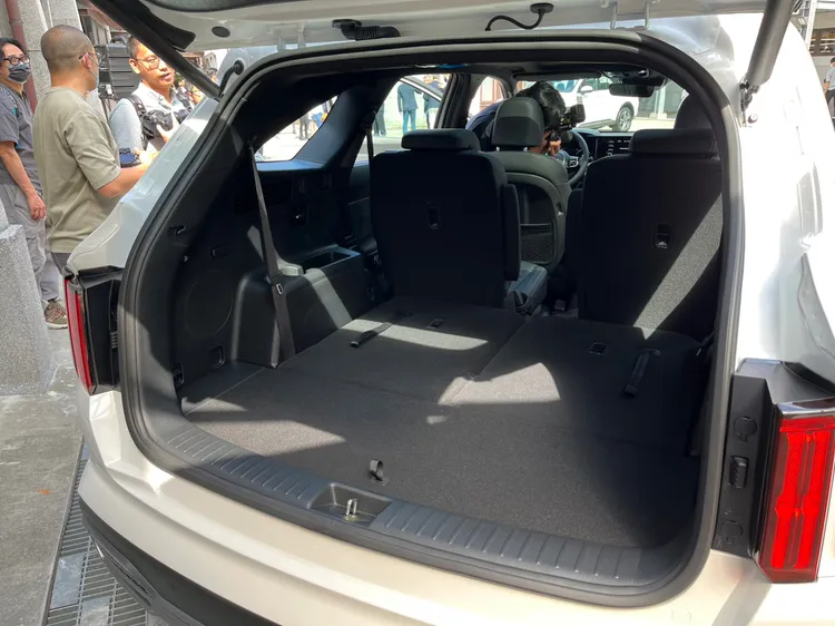 第三排座椅後方擁有達187公升的置物空間，若傾倒第二三排座椅時，最大裝載空間更可擴充至2056公升。林浩昇攝