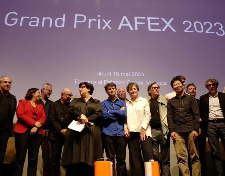 三貂嶺生態友善隧道榮獲法國海外建築師學會舉辦「Grand Prix AFEX 2023 Awards」比賽首獎榮耀，並由規劃設計團隊的吳忠勳設計師（右2），Michèle 設計師（右4）、Miquel 設計師（右五）、及藍傑鴻設計師（第二排中）上台領獎。工務局提供
