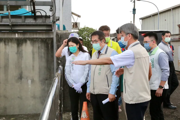 黃偉哲視察大洲抽水站 。市府提供