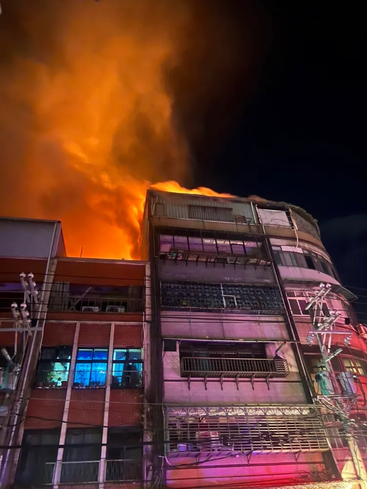 民宅頂樓火光沖天。新北市消防局提供