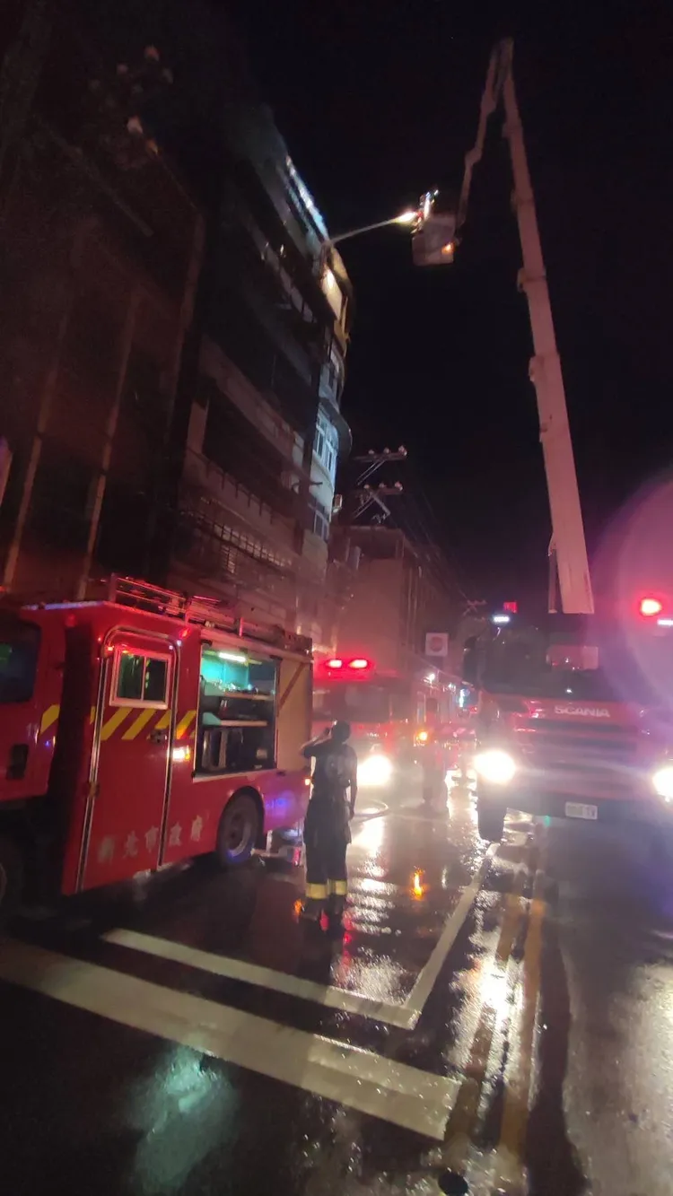 警消出動雲梯車救援。新北市消防局提供