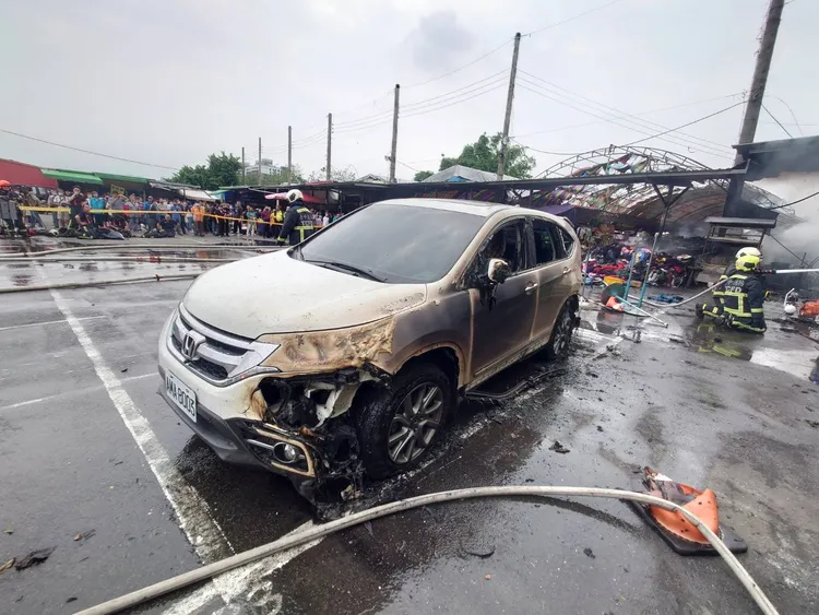 停放在跳蚤市場的汽機車慘遭大火燒毀。台中市消防局提供