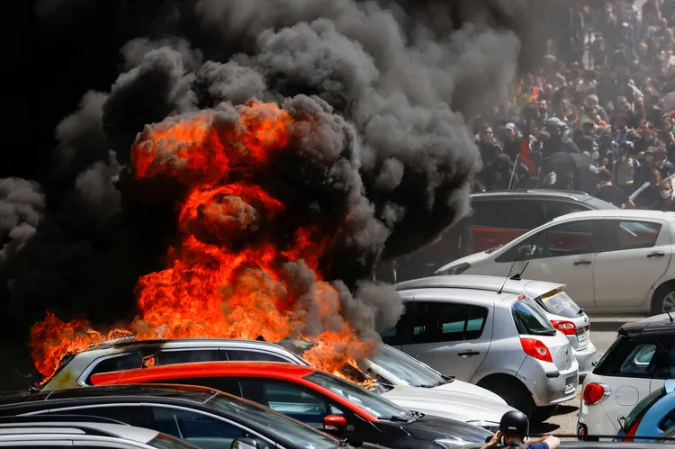 極端破壞者焚燒車輛。路透社