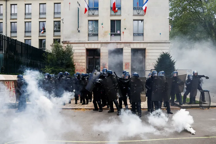 鎮暴警察朝民眾投擲催淚瓦斯。路透社