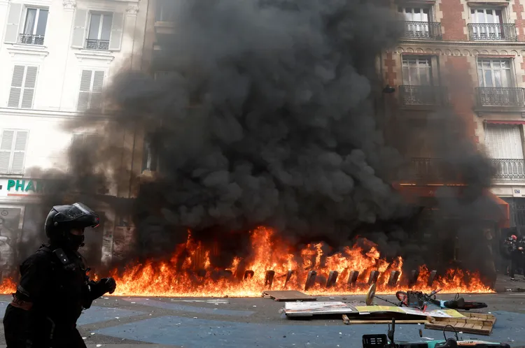 破壞者縱火焚燒物品。路透社