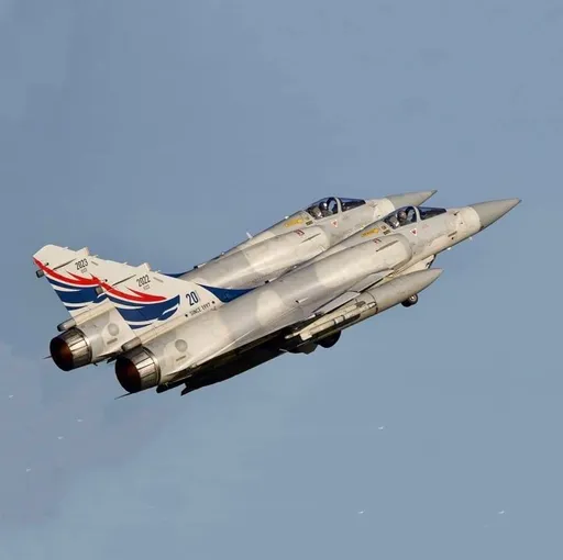 空軍下士值勤摔落！　慘遭電源車輾斃