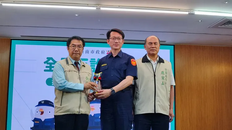 黃偉哲頒獎肯定永康分局阻詐。市府提供