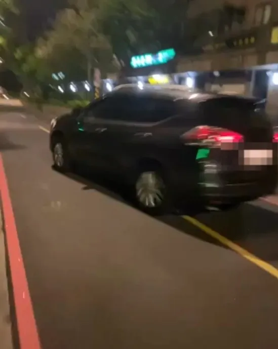 夏男得手後，駕車逃離現場。翻攝畫面