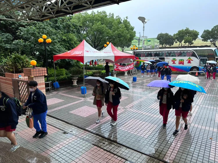 考生冒雨赴考場。桃園市府教育局提供