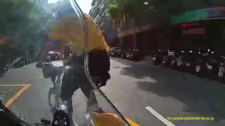 周姓機車騎士見狀時已煞車不及直接撞上。永和警分局提供