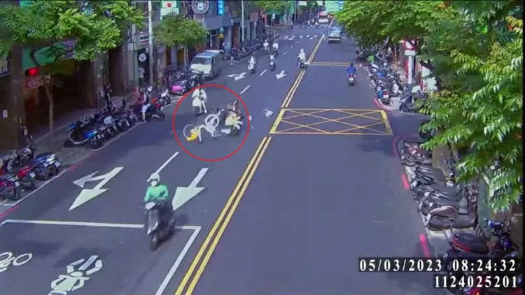 車禍現場監視器畫面。永和警分局提供