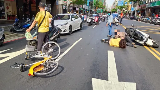 鬼切片｜新北女三寶竟這樣騎UBike　摔慘了！騎士煞車不及撞上釀2傷