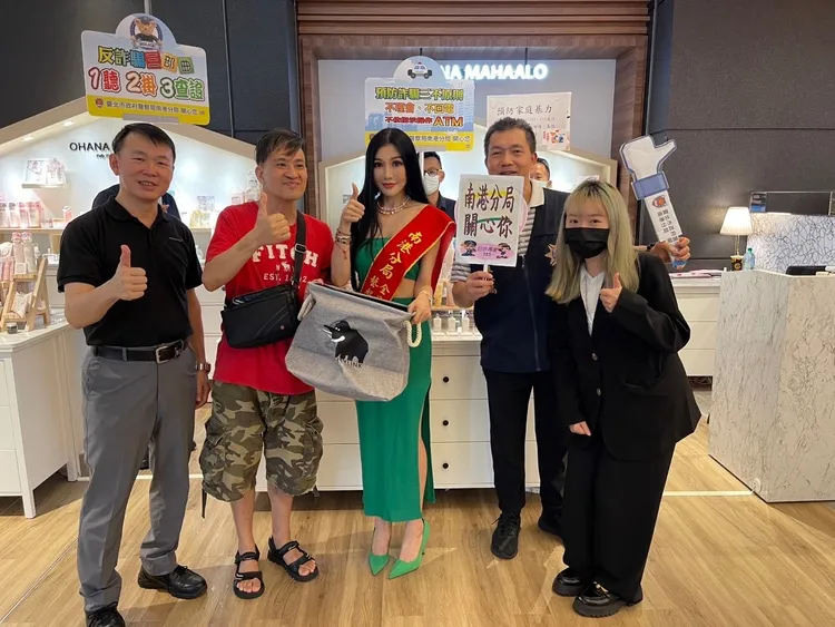 吳玟萱運用高人氣臉書粉絲專頁直播，在南港車站與民眾直播互動。翻攝畫面