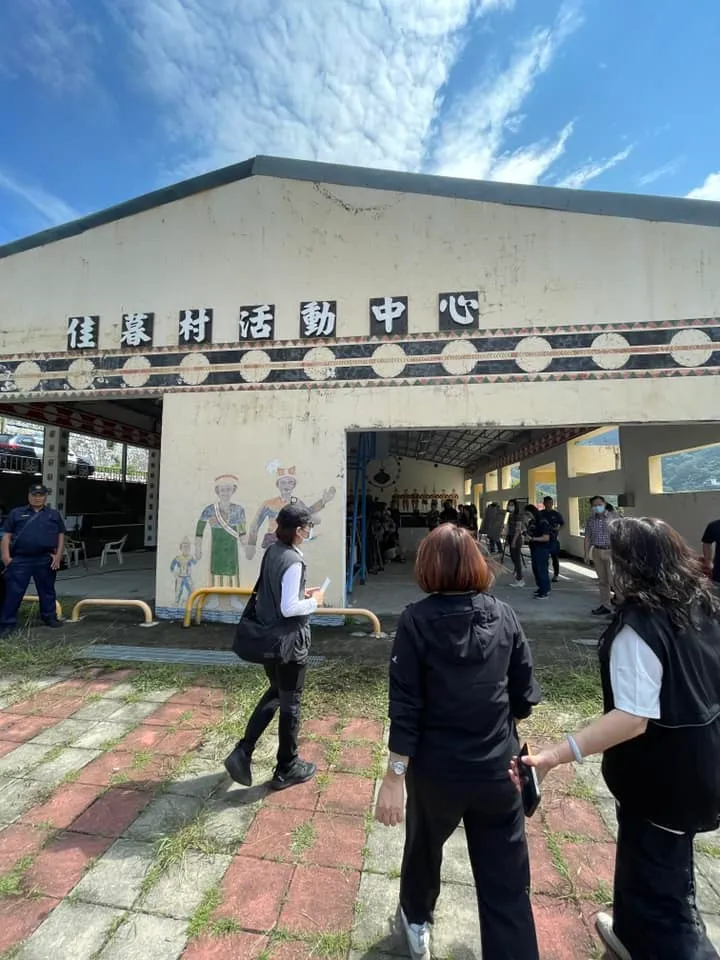 佳暮活動中心設置的前進指揮所，持續與生還者聯繫。翻攝自周春米臉書