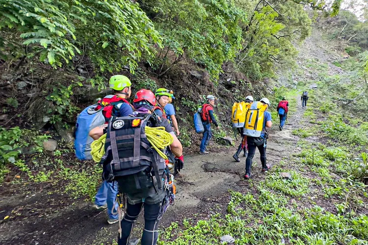 屏東警消救援人員前往現場搜救。屏東消防局提供