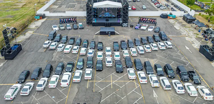 現場有64台車排出Ｘ，象徵羅馬數字10。環球影業提供