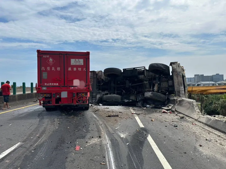 曳引車撞翻大型動力機械。大園警分局提供