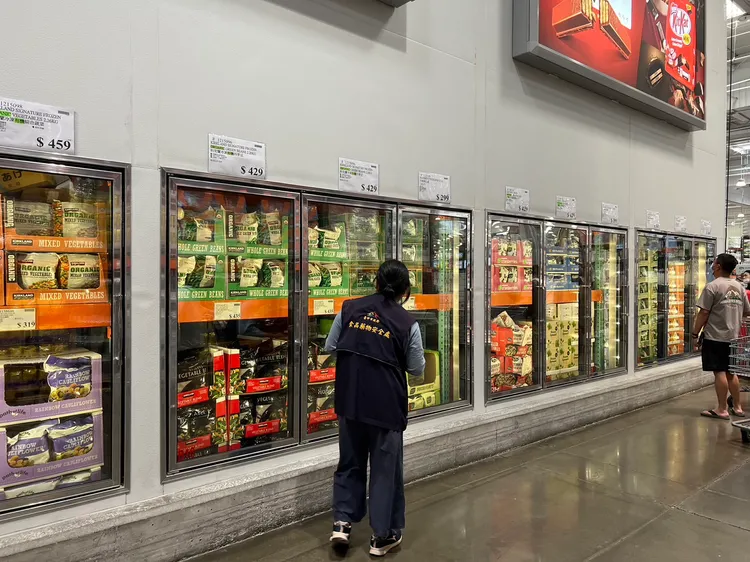 疑似出問題的藍莓，與好市多綜合莓產地均為美國。圖為台中市食安處日前到好市多稽查。資料照片