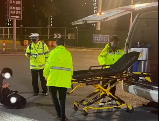 情侶騎車邊喇舌太忘情 「我和你吻別」直直撞下秒悲劇了