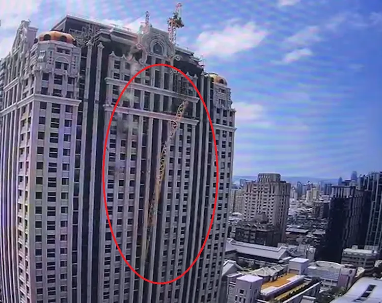 整根吊臂直接往下墜落。讀者提供