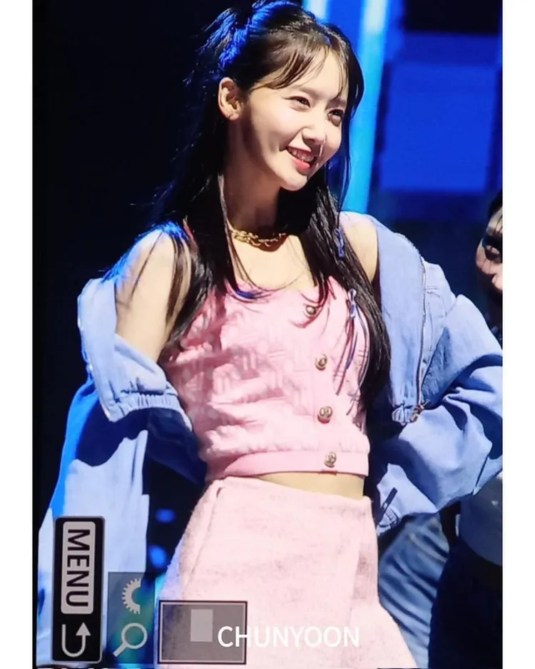 少女時代成員潤娥俏麗穿搭Maje 2023春夏系列粉色亮彩裝，針織細肩帶短背心6590元、斜邊格紋百褶短裙9190元。翻攝yoonadeer0530 IG