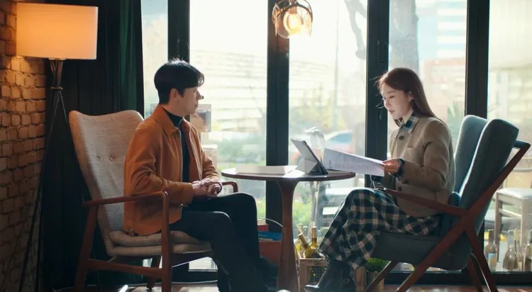 女星劉寅娜以Maje春夏系列格紋不規則長裙搭配造型拍攝電視劇《寶拉！黛寶拉》，長裙9990元。翻攝《寶拉！黛寶拉》EP.8