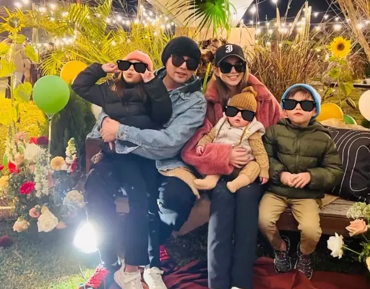 周董（左二）與昆凌經常帶著三個寶貝世界走透透。翻攝昆凌IG