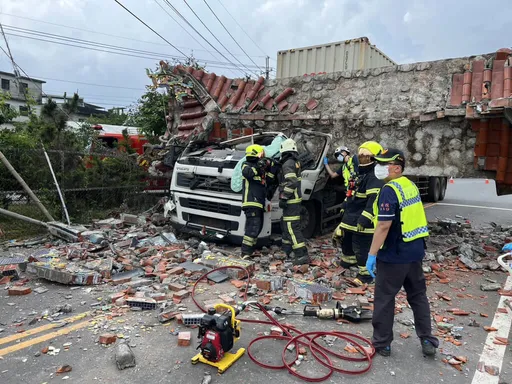 南投慶福寺牌樓遭大貨車撞倒 駕駛座變形2人受困待救