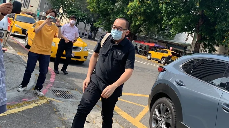 陳致中頂著三分頭，一身黑衣步入雄檢。吳慧芬攝